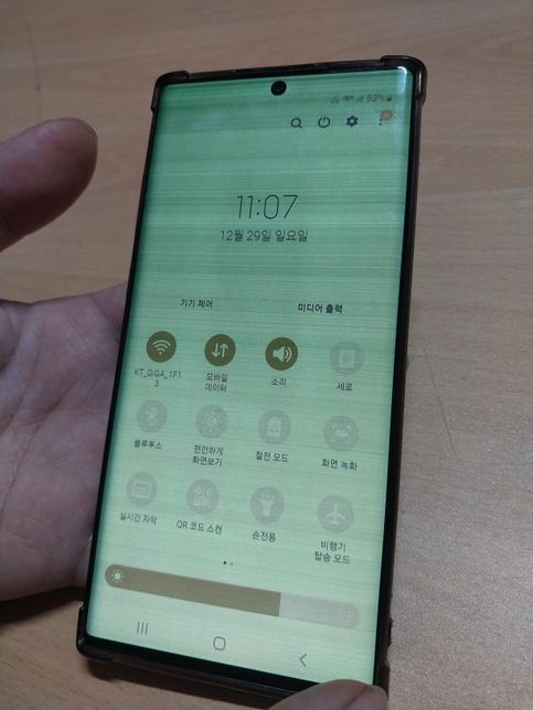 핸드폰 화면이 이런데 수리하면 얼마할까요?의 1번 째 이미지