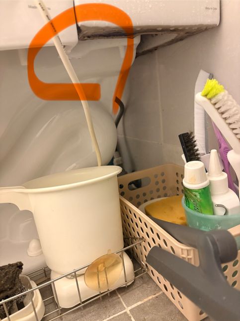 변기에서 물이 떨아져요. 어디를 고쳐야 할까요?의 0번 째 이미지