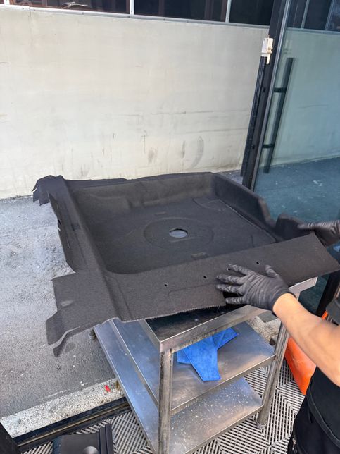 자동차 트렁크 밑 차체 매트의 정확한 명칭이 뭔가요?의 1번 째 이미지