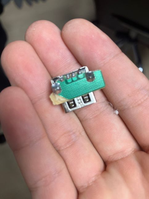 컴퓨터 본체에 usb 포트 빠져 부셔졌는데 이거 어떻게 해야해요?의 0번 째 이미지