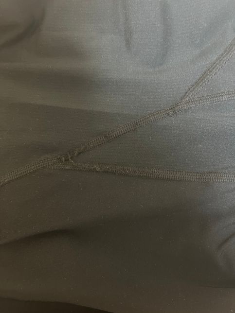 언더아머 티 실밥같은거 튀어나와서 보기그런데 어카나요..?의 0번 째 이미지