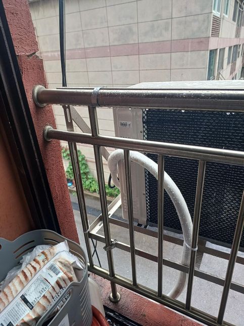 난간에 금이있는데 실외기를 설치했어요 비공개 조회수 5 2025.08.06. 혹시 난간이 떨어질까요? 이번에 이 난간에 실외기 설치했는데 떨어질수 있을까요?의 1번 째 이미지