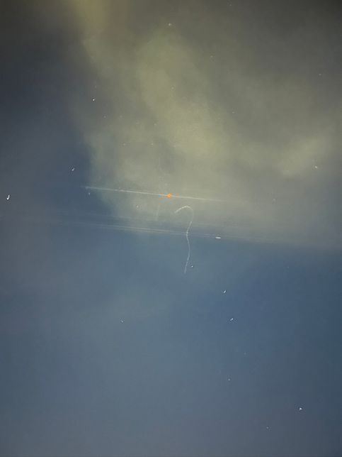 25 저녁 밤 하늘 거리는 좀 떨어져 있었지만 같은 직선 상에 위치해있었는데요, 이 빨간 달 같이 생긴건 뭔가요?의 1번 째 이미지