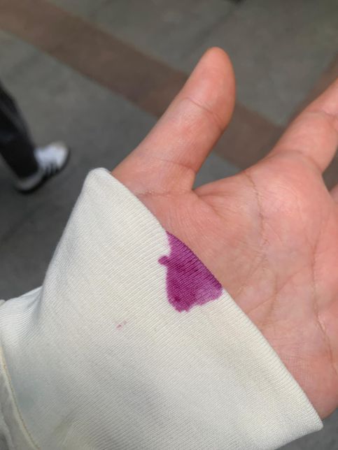 옷에 보라색 샐러드 소스가 묻었는데 안 지워져요 어떻게 세탁하죠?의 0번 째 이미지