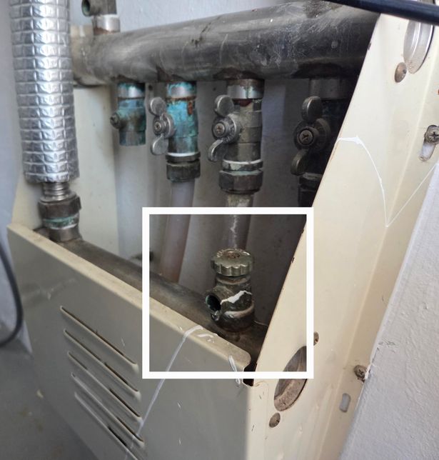 전세집 보일러 분배기 밸브 주둥이에서 물 떨어지는게 정상인가요??의 0번 째 이미지