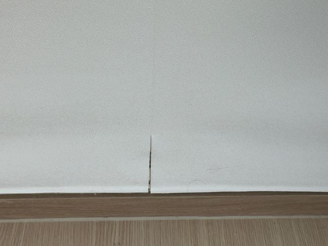 벽지 도배 상태 불량) 아파트 시공 문제인가요 도배 문제인가요?의 0번 째 이미지