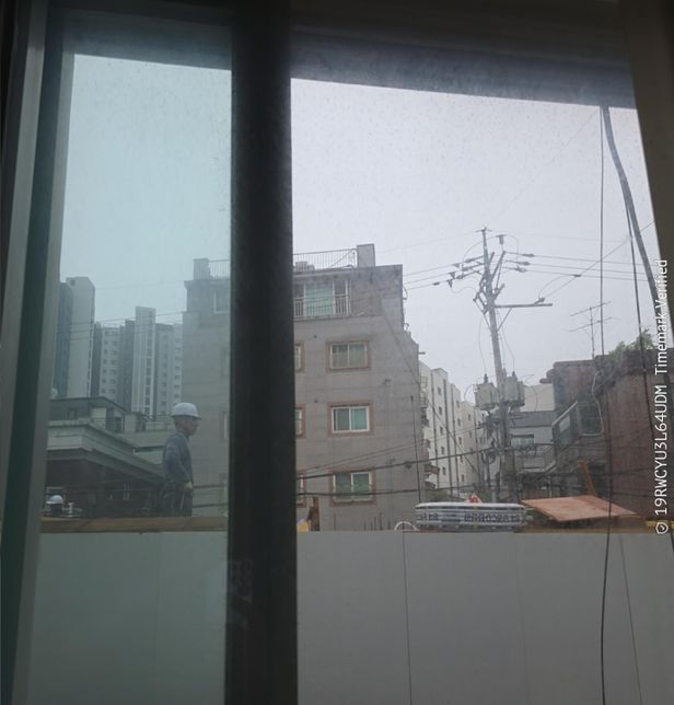 옆 공사장에서 집안 내부가 다보이는데 괜찮은건가요?의 0번 째 이미지