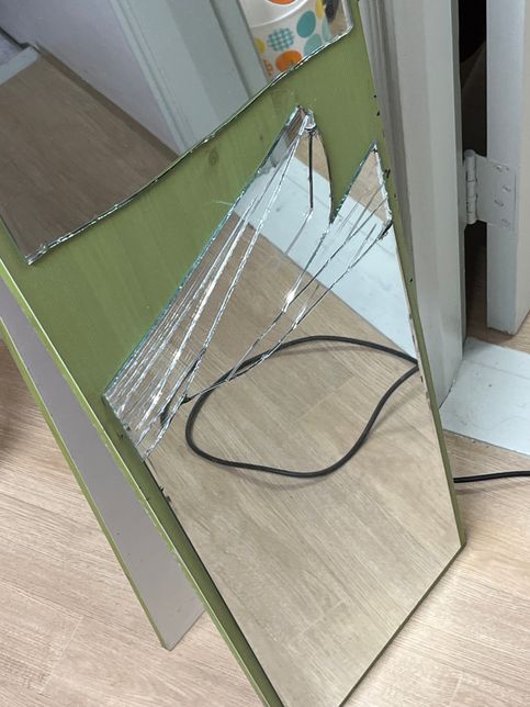 전신거울 ㅡ깨졌는데 어떻게 버려야 하나요!의 0번 째 이미지