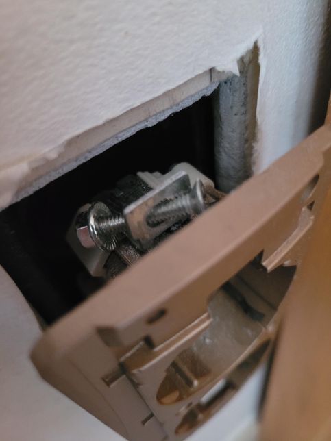 전기 콘센트가 흔들거려요.왜이런가요?의 0번 째 이미지