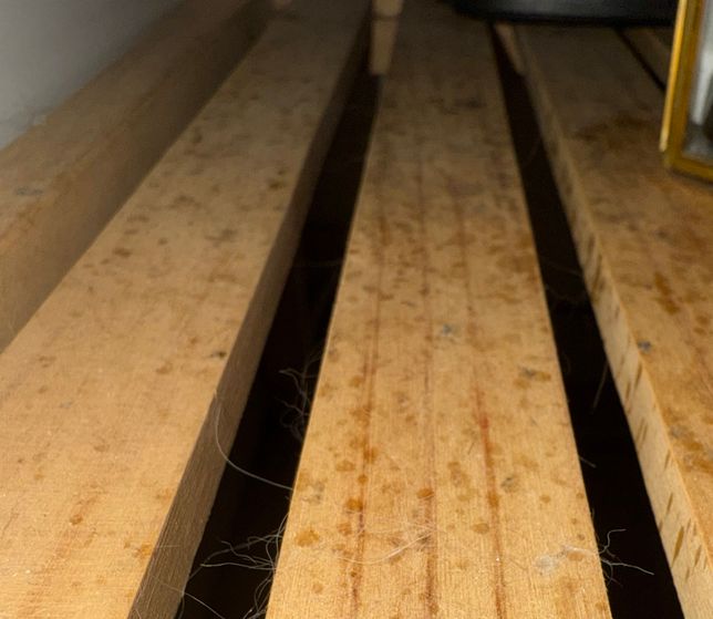 이거 곰팡이일까요 아니면 캔들이랑 방향제 쏟은적있는데 흔적일까요...?의 2번 째 이미지