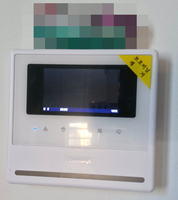 인터폰? 신축 원룸은 처음이라 이걸 어떻게 쓰는 건지 모르겠어요.의 0번 째 이미지