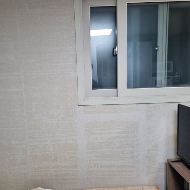 벽지 표면에 풀칠한 무늬가 생기는데 이게 뭘까요?의 1번 째 이미지