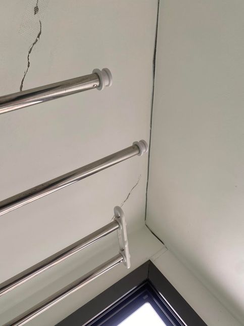 아파트 베란다 크랙 보수 관련 문의사항(긴급문의))의 1번 째 이미지