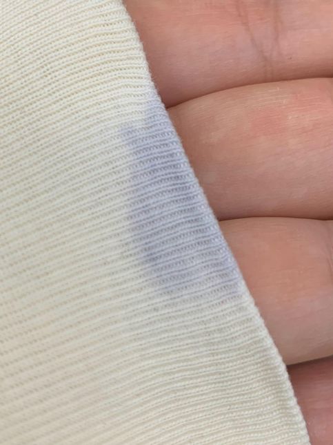 옷에 보라색 샐러드 소스가 묻었는데 안 지워져요 어떻게 세탁하죠?의 1번 째 이미지