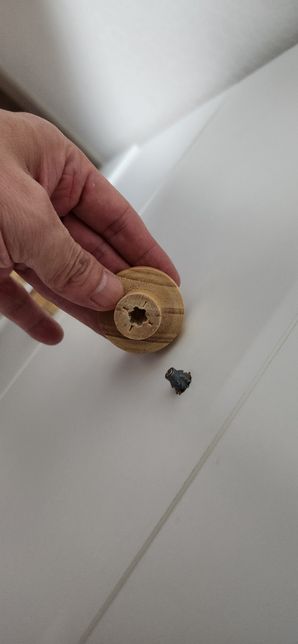 문 손잡이가 빠졌어요. 나사 모양이 독특한데 다시 결합하려면 어떻게 해야 할까요?의 1번 째 이미지