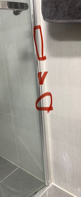 곰팡이 제거하다가 크롬 손상되었어요 샤워부스 자재 이름 알려주세요의 1번 째 이미지