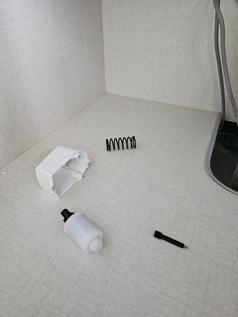 주방 싱크대 하부장에 뭔가 부숴졌는데 이게 뭔가요?의 0번 째 이미지