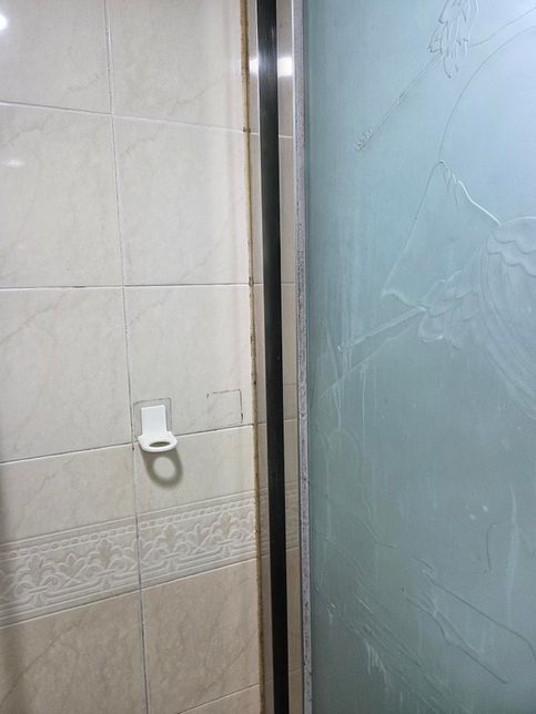 욕실을 깔끔하게 손보려면 어떻게 해야할지 도움 부탁드립니다.의 3번 째 이미지