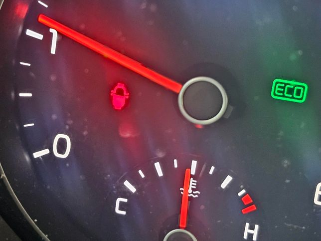 혹시 사진에 보이는 경고등은 무슨 표시인가요?의 0번 째 이미지