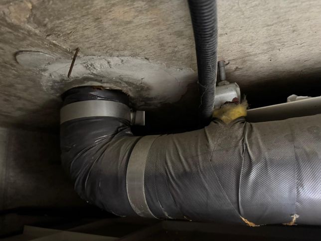 사진속 배관을 싸고 있는 검정색 이름이 뭔가요?의 0번 째 이미지