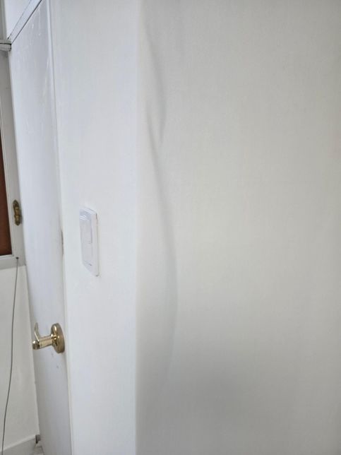 실크 벽지 시공했는데 모서리가 떴어요의 1번 째 이미지