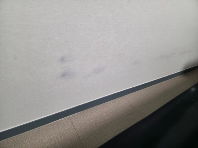 침대 옆 벽지 변색 원상복구 방법 문의.의 0번 째 이미지