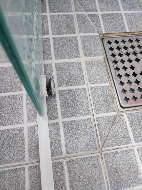 샤워부스 유리문 경첩문제 올바른 수선방법은 뭔가요?의 1번 째 이미지