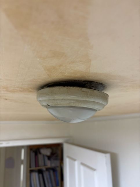 방 천장 화재경보기(?) 제거 또는 페인트칠의 1번 째 이미지