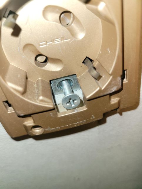 전기 콘센트가 흔들거려요.왜이런가요?의 1번 째 이미지