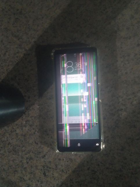 휴대폰 액정이 깨졌는데 이런경우도 있나요?의 0번 째 이미지