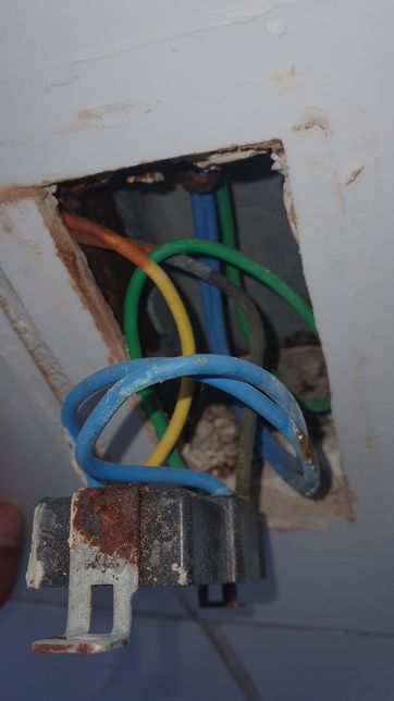 벽면에 전기선이 그냥 묻힌거 같습니다의 0번 째 이미지