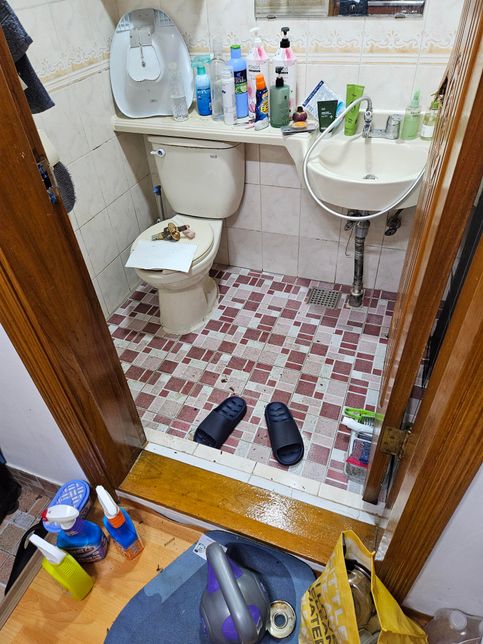 자취방 화장실에 친구가 갇혀서 문을 부쉈습니다의 0번 째 이미지