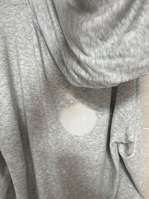후드티에 누렇고 하얀 얼룩이 생겼어요의 0번 째 이미지