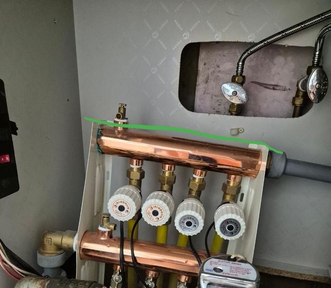 난방기교체후 저렇게 기울어졌습니다 저건 손대지 않았는데 괜찮을까요의 0번 째 이미지