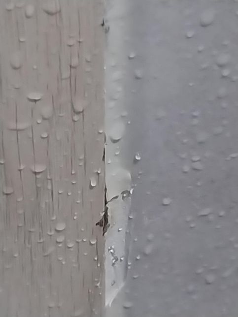 화장실 벽에 사진처럼 생겼는데 무엇인가요?의 0번 째 이미지