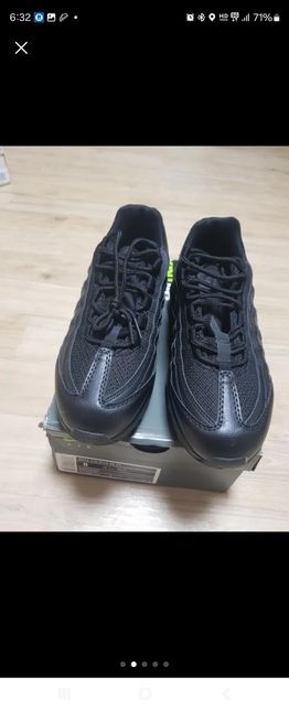 나이키 에어맥스 95 선물받았는데 주위에서 진품이 아니라고 하는데 아시는분 확인 부탁합니다의 3번 째 이미지
