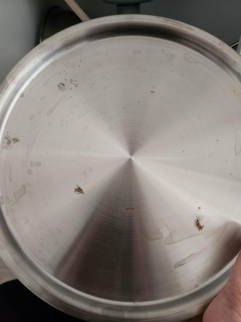 싱크대 밑에 보수한 흔적 이거 뭔가요?의 2번 째 이미지