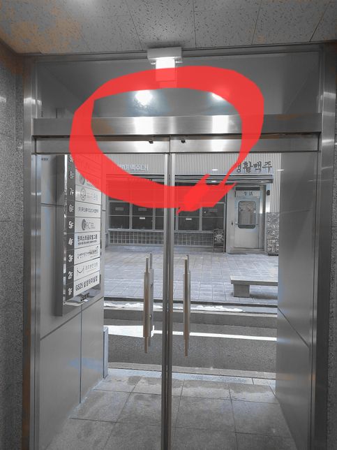 여닫이 알미늄샷시문 윗쪽에 틈 이 있어요?의 0번 째 이미지