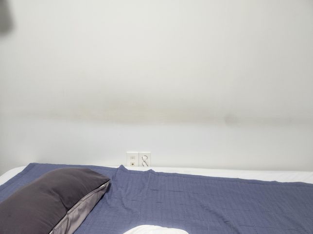 침대 옆 벽지 변색을 어떻게 없애나요?의 0번 째 이미지