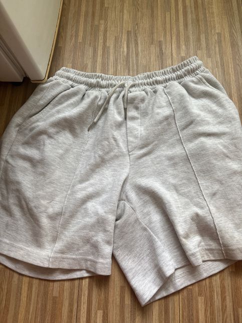 흰색 면 반바지에 회색 후드티 이상할까요..?의 0번 째 이미지