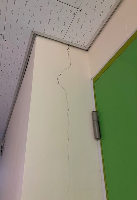 (매우급하고심각) 기숙사 문 기둥에 금이 심하데 가있습니다...의 1번 째 이미지