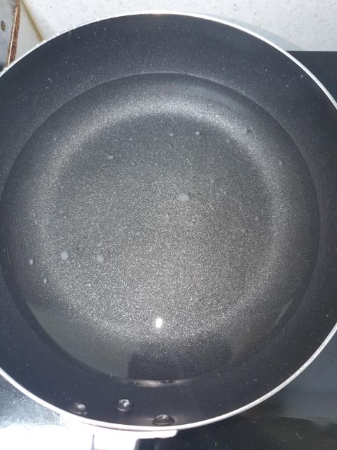 주방에서 용기에 물을 받았는데 이상한게 떠다닙니다.의 2번 째 이미지