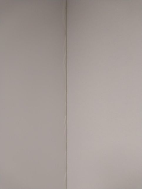 아파트 임대인에 손상 벽지 보수 요청 가능할까요?의 2번 째 이미지