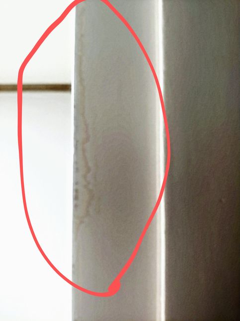 흰색 방문 사진에 빨간 동그라미친 부분 만지니흰가루 나오는데 왜그런가요?의 0번 째 이미지