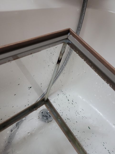 어항 실리콘에 곰팡이같은거 락스로 제거해도 될까요?의 1번 째 이미지