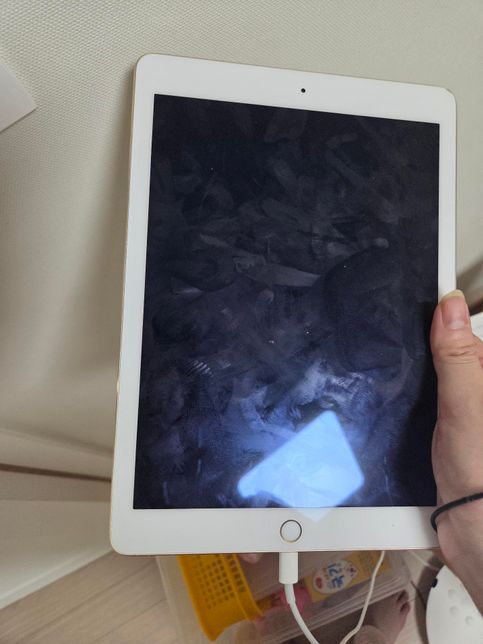 궁금합니다 아이패드가 안 켜집니다 도와주세요....ㅠㅠ 부탁드립니다의 0번 째 이미지