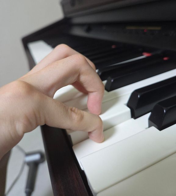 피아노 칠때 손모양 어떤게 맞나요??의 0번 째 이미지