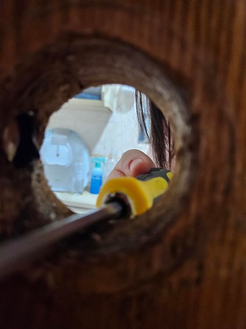 자취방 화장실에 친구가 갇혀서 문을 부쉈습니다의 1번 째 이미지