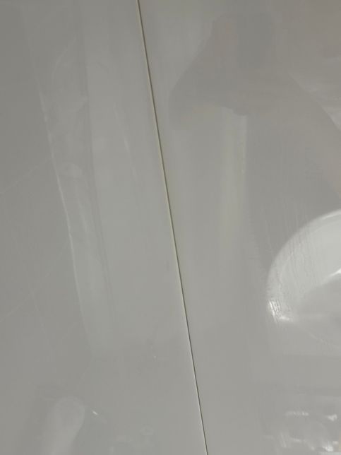 신축 화장실 천장 틈(?) 흰색이였는데 색이변한게 무엇일까요?의 0번 째 이미지