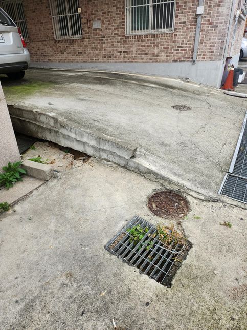 외부 주차장 콘크리트 틈새가 발생했어요의 0번 째 이미지